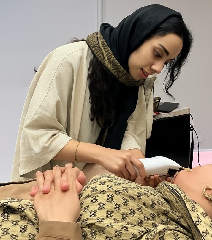 کربوکسی تراپی چگونه پوست را بازسازی می‌کند؟